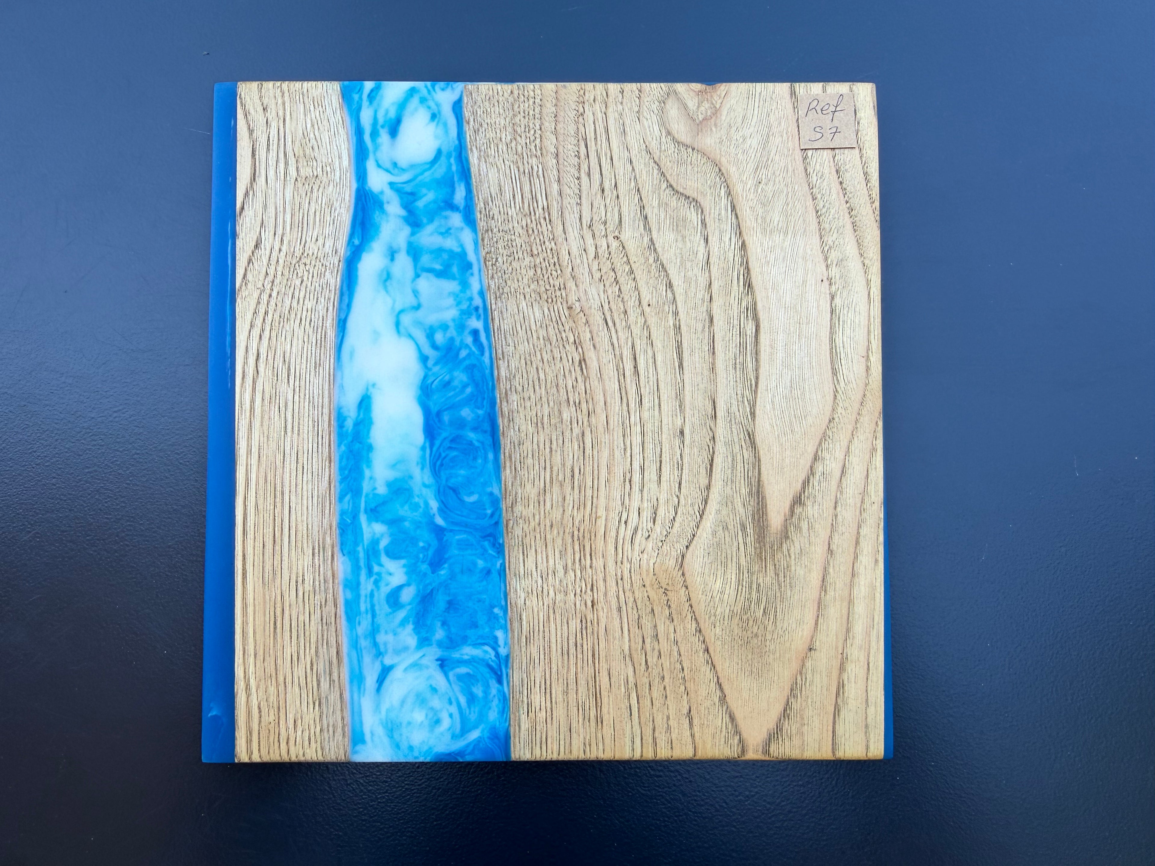 Plateau de service artisanal en bois et résine bleue marbrée, forme carrée, référence S7