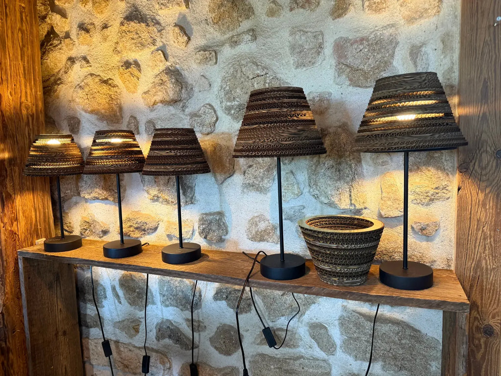 Lampe à poser en carton recyclé, faite main à Préaux, Atelier Olivier LeRat, vue 4