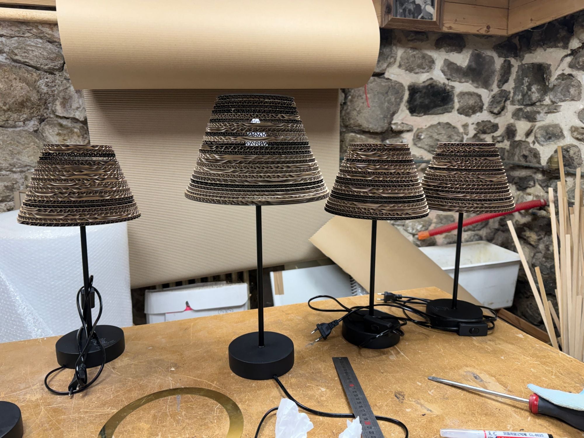 Lampe à poser en carton recyclé, faite main à Préaux, Atelier Olivier LeRat, vue 3