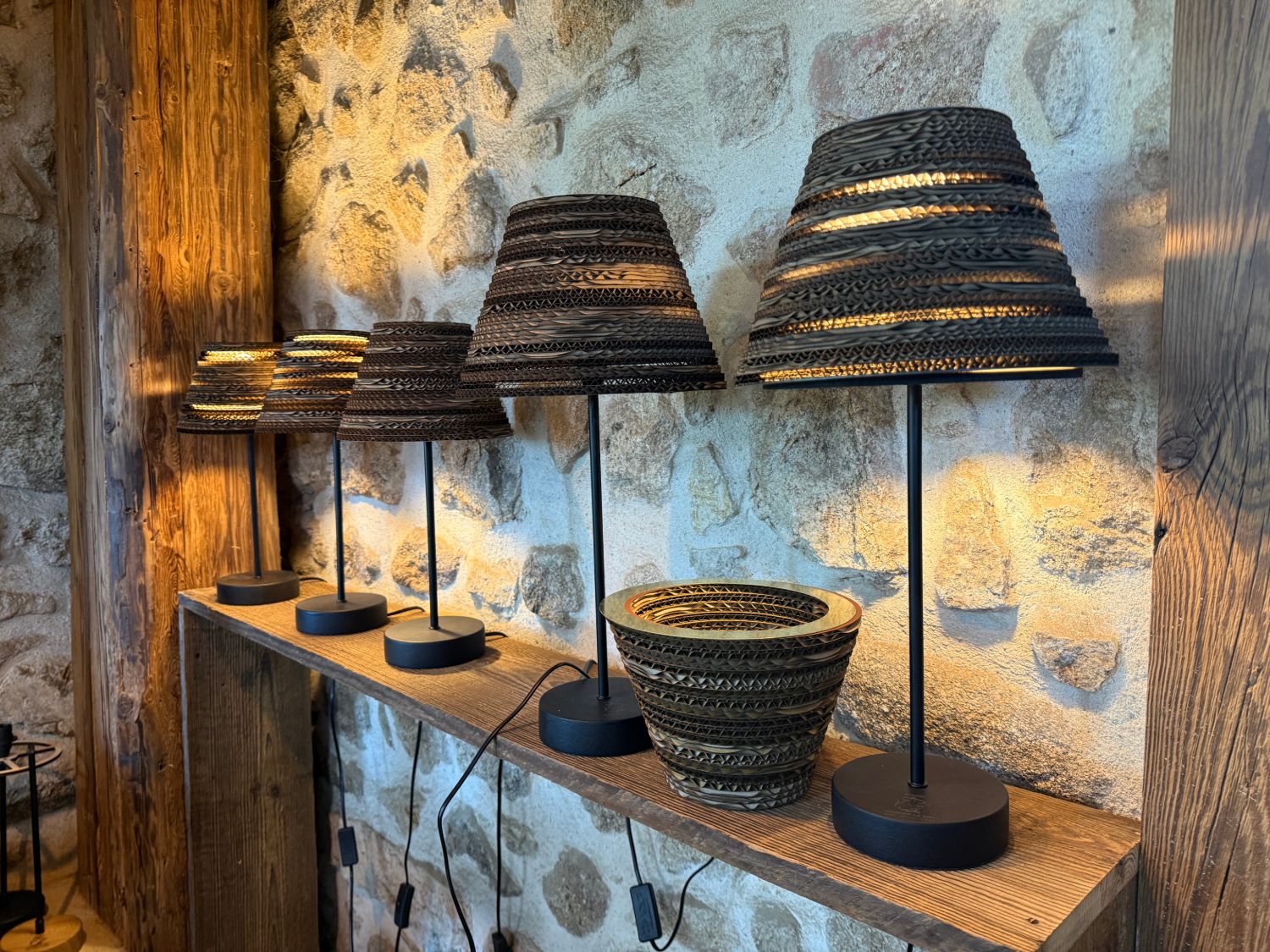 Lampe à poser en carton recyclé, faite main à Préaux, Atelier Olivier LeRat, vue 2