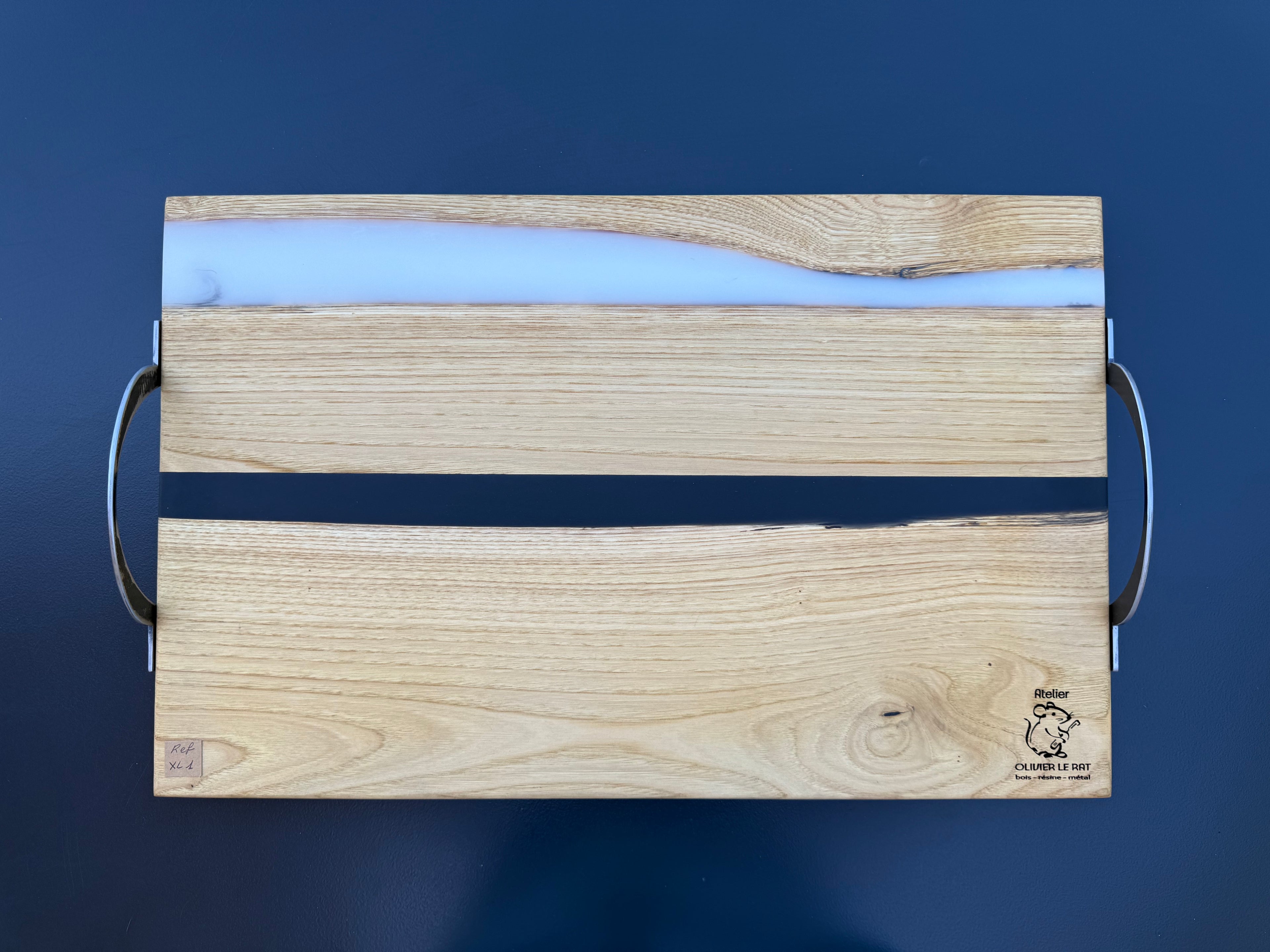 Plateau de service artisanal en bois et résine blanche, forme rectangulaire, référence XL1 – vue 2