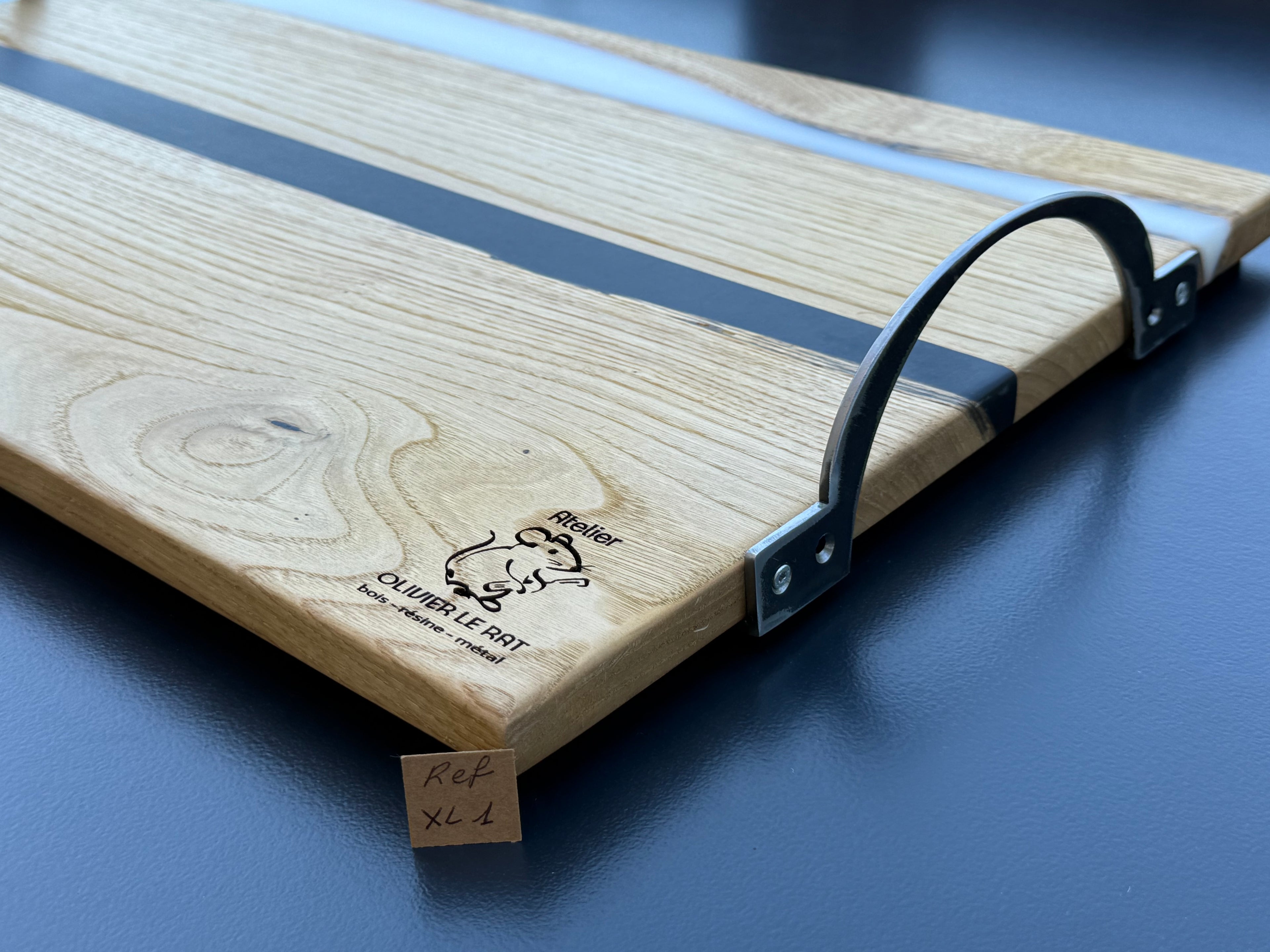 Plateau de service artisanal en bois et résine blanche, forme rectangulaire, référence XL1 – vue 3
